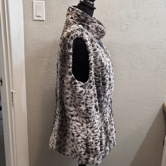 Faux Fur Reversible Vest with Toggles to Cinch in if Desired - Picture 8 of 15